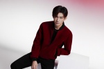 Yi Yangqianxi handsome photo in red jacket