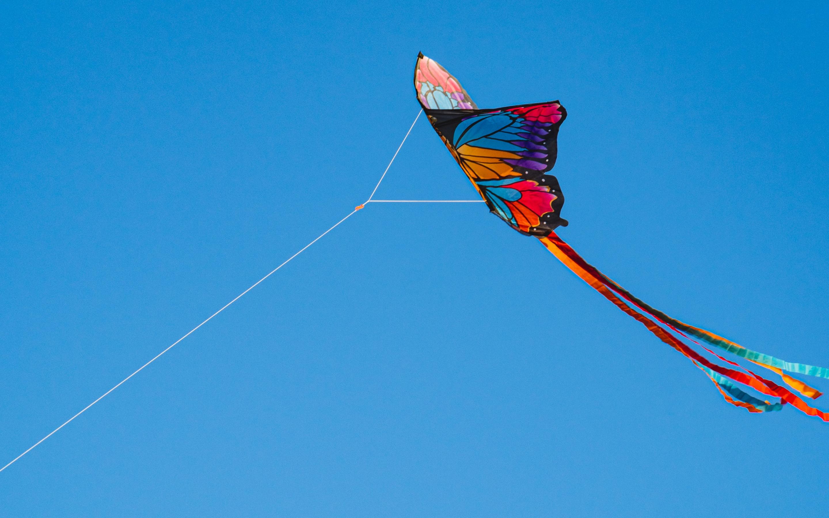 天空中飘扬的风筝图片桌面壁纸