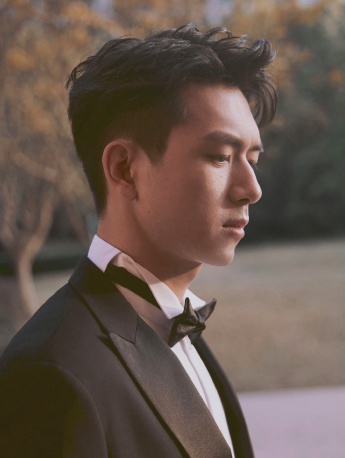 Li Xian's handsome photo at ELLE Fashion Ceremony
