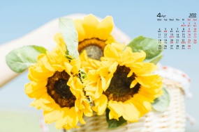 Fresh and beautiful floral calendar wallpaper for April 2022