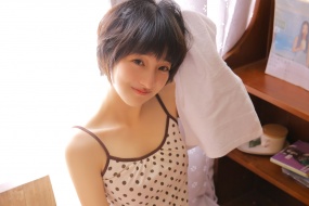 陽光笑容美女圖片桌麵壁紙