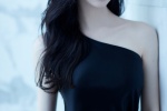 Jing Tian wears a black sloping shoulder dress in a hot and sexy photo