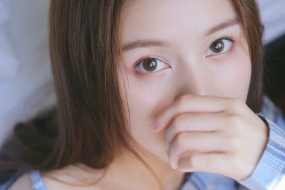 蓝格子衬衣美女唯美写真桌面壁纸