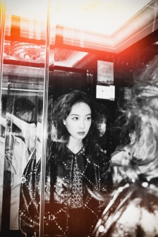 Song Qian's charming light and shadow photos in the parking lot