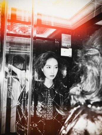 Song Qian's charming light and shadow photos in the parking lot