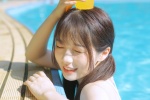 泳池里的美女性感泳衣写真