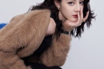 迪丽热巴咖色毛衣时尚性感写真