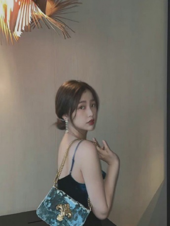 虞书欣蓝色丝绒吊带裙性感写真