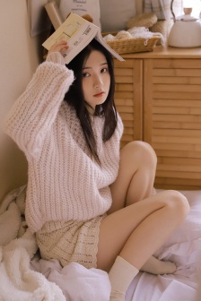 牛奶肌美女高挑性感藝術寫真