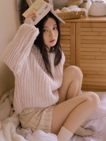 牛奶肌美女高挑性感艺术写真