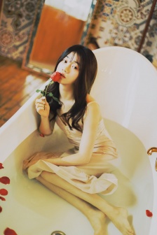 Charming photo of beautiful woman in bathtub HD mobile wallpaper