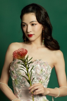 Zhong Chuxi ELLE Fashion Ceremony Sexy Photo