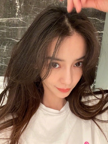 Angelababy sweet selfie pictures