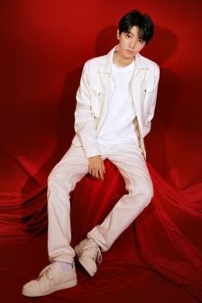 Wang Junkai handsome photo pictures in white denim suit