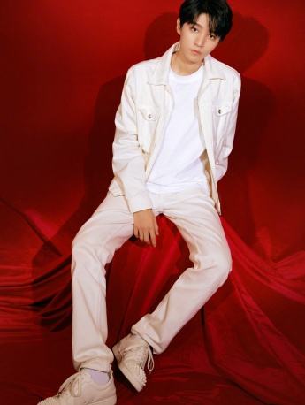 Wang Junkai handsome photo pictures in white denim suit