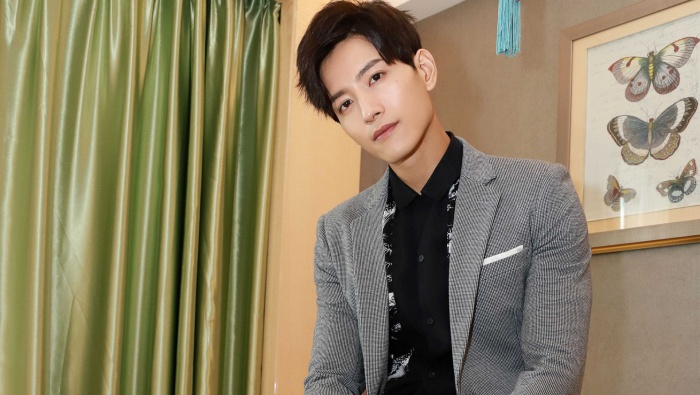 Zhang Junning elegant and handsome photo desktop wallpaper