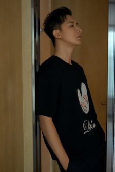 Han Geng looks stylish and handsome in simple outfits