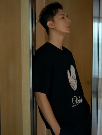 Han Geng looks stylish and handsome in simple outfits