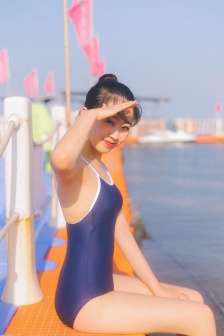 泳衣美女海边灵动诱人写真照图片