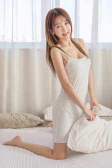 性感浴缸美女吊带睡裙美腿写真