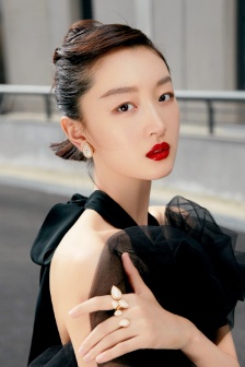 周冬雨露背紗裙火辣性感寫真