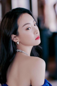 Song Qian's charming and sexy photo of off-shoulder dress