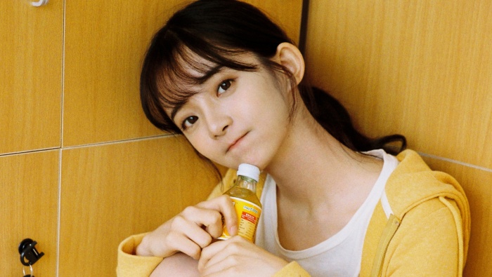 青春甜美的校園美女圖片壁紙