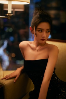 Song Zuer elegant and sexy photo in tube top sequined dress