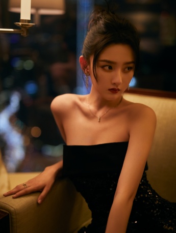Song Zuer elegant and sexy photo in tube top sequined dress