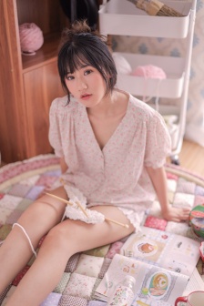 遊戲美女慵懶清新臥室寫真