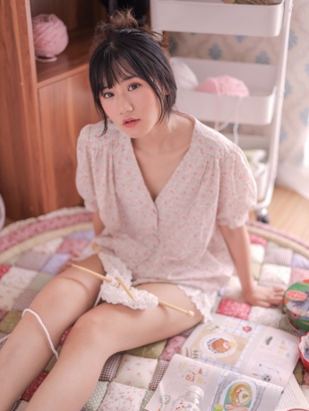 游戏美女慵懒清新卧室写真