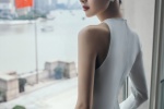 Sexy photos of Zhou Dongyu in white hip skirt