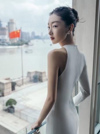 Sexy photos of Zhou Dongyu in white hip skirt