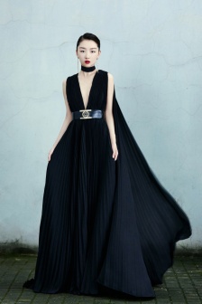 周冬雨黑色深V拖地裙性感寫真