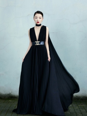 Zhou Dongyu sexy photo in black deep V floor-length skirt