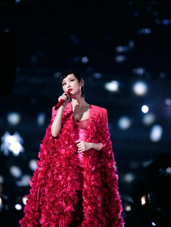 李宇春蛋糕红裙时尚舞台照