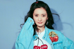 Yang Mi's playful and cute photo pictures desktop wallpaper