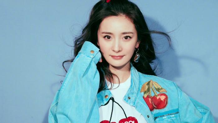 Yang Mi's playful and cute photo pictures desktop wallpaper