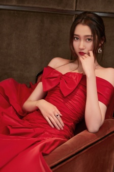 Guan Xiaotong sexy photo in red tail dress