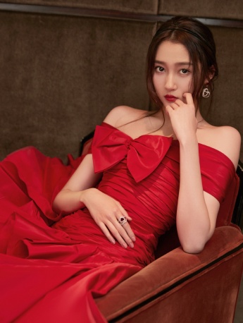 關曉彤紅色拖尾禮服性感寫真