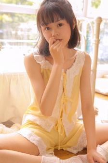 Beautiful girl with short hair and round head mobile wallpaper