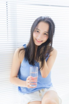 性感美女mm清新簡約風居家寫真