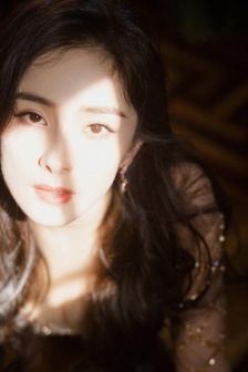 Yang Mi sexy and charming mobile wallpaper