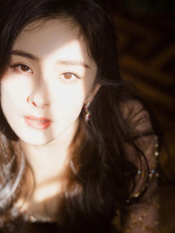 杨幂性感妩媚风手机壁纸