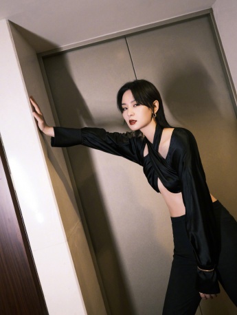 周笔畅全黑Look摩登性感写真