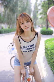 牛仔热裤美女模特清凉性感写真