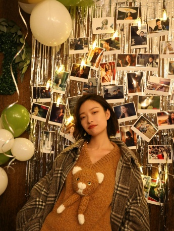 Ni Ni's heart-warming smile and sweet photo photos