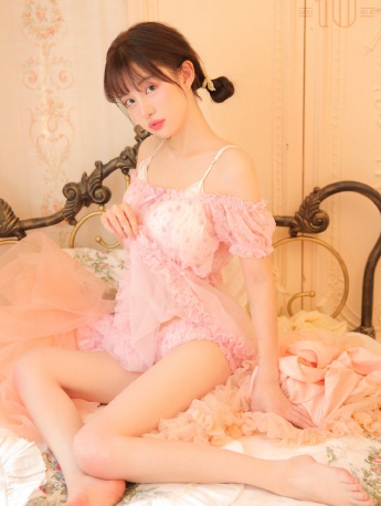 粉紅蕾絲美女透視裝嫵媚性感寫真