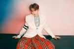 Photos of Huang Minghao looking handsome in plaid red skirt