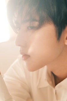 Cai Xukun's refreshing and handsome photo in white shirt